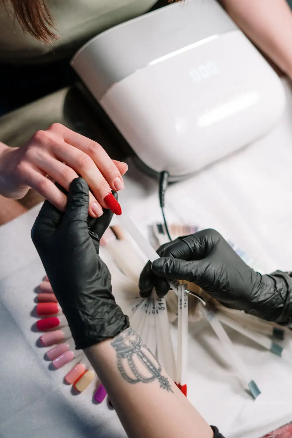 Manicura de referencia con distintos tonos de esmalte