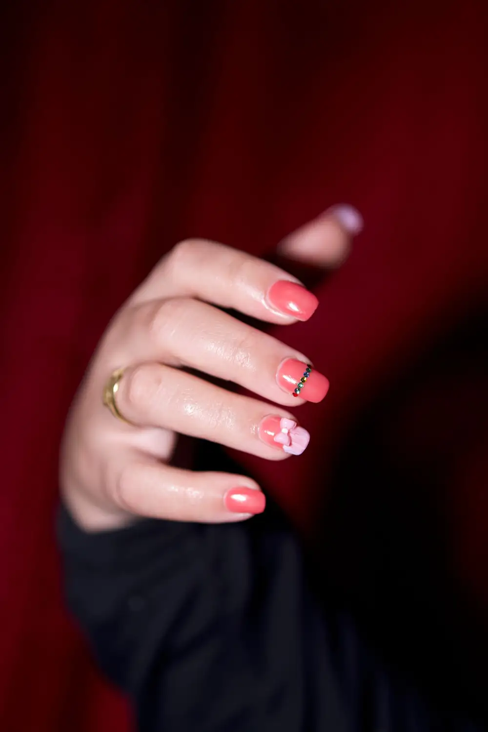 Uñas soft gel con nail art floral pintado a mano
