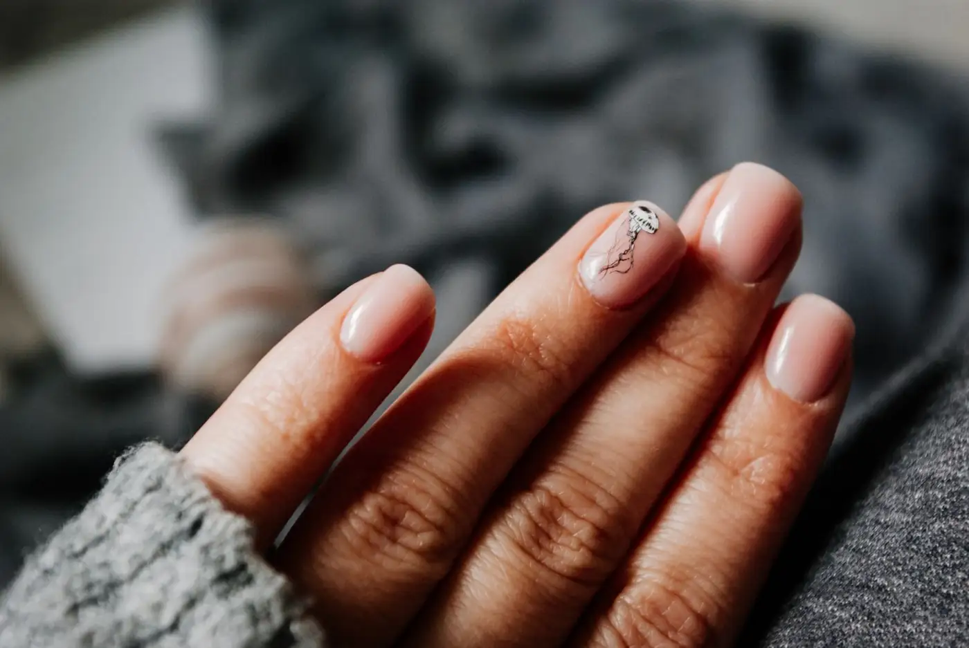 Imagen referencial: manicure nude con nail art delicado